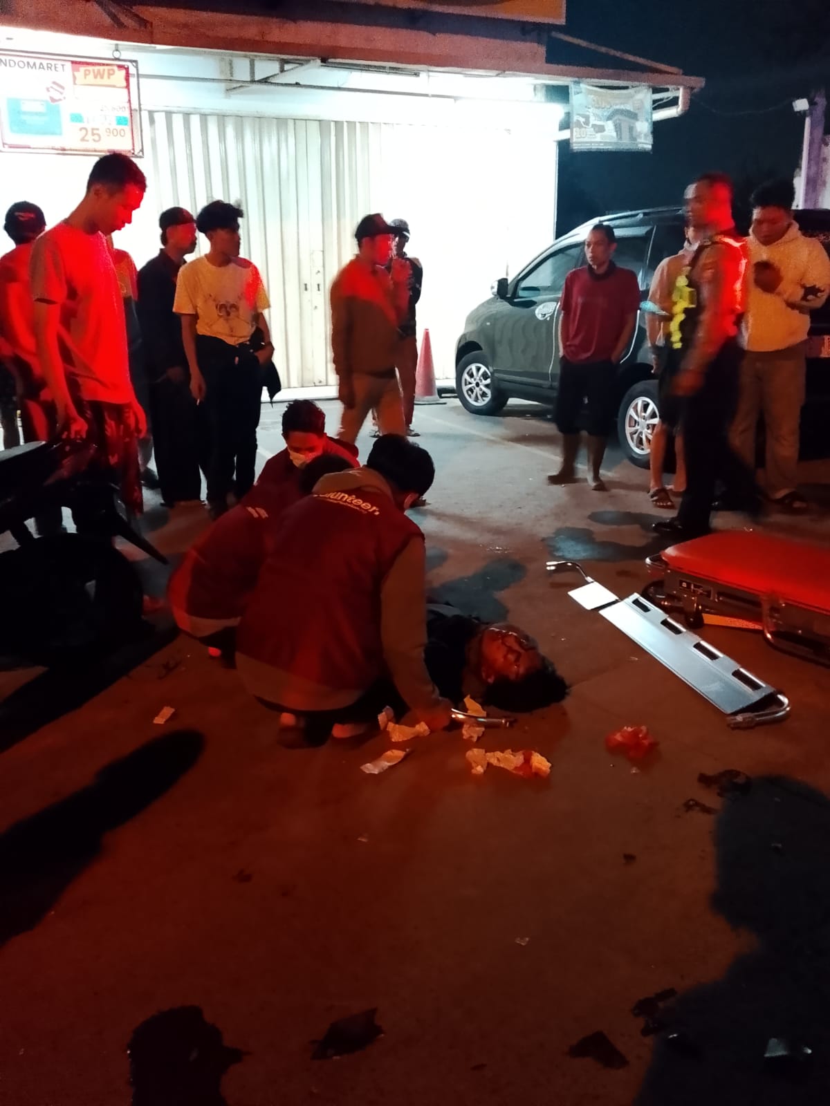 Tim Medis Ambulance Inisiatif Kebaikan kolaborasi dengan Polsek setempat evakuasi korban tabrak lari 